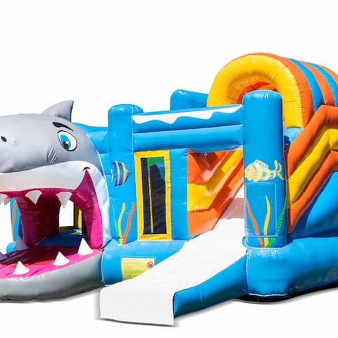Opblaasbaar open multiplay springkussen met glijbaan kopen in thema haai shark voor kinderen. Bestel opblaasbare springkussens online bij JB Inflatables Nederland