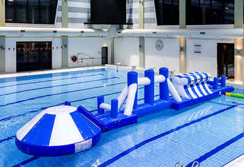 Unieke opblaasbare adventure run blauw/wit 16m zwembad met uitdagende obstakel objecten en ronde slide voor zowel jong als oud. Koop opblaasbare waterattracties nu online bij JB Inflatables Nederland