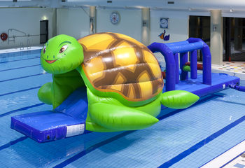 Koop luchtdichte Obstakel Run in thema schildpad met uitdagende obstakel objecten voor kinderen. Bestel opblaasbare stormbanen nu online bij JB Inflatables Nederland 