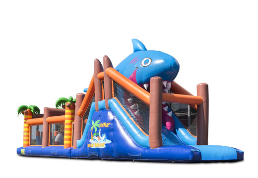 Zamów 17-metrowy tor przeszkód z motywem rekina z 7 elementami gry i kolorowymi przedmiotami dla dzieci. Kup nadmuchiwane tory przeszkód online już teraz w JB Dmuchańce Polska