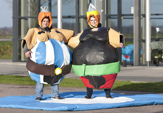Zamów nadmuchiwane kombinezony sumo Asterix i Obelix dla młodszych i starszych. Kup nadmuchiwane kombinezony sumo online w JB Dmuchańce Polska