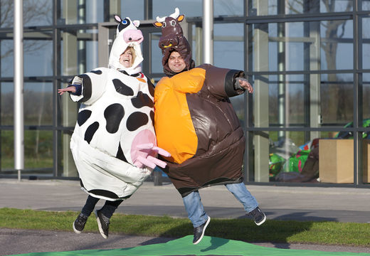 Kup nadmuchiwane kombinezony sumo z motywem Cow & Bull dla młodszych i starszych. Zamów pontony online w JB Dmuchańce Polska