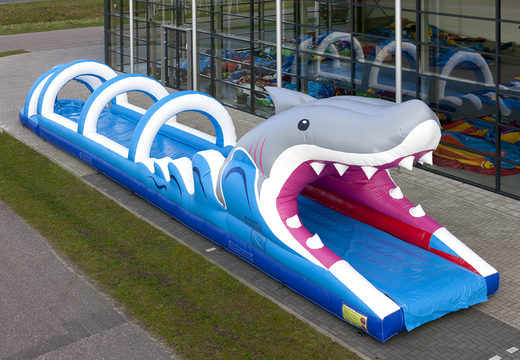 Kup dmuchaną zjeżdżalnię brzuszną o długości 18 metrów, z motywem rekina dla dzieci. Zamów nadmuchiwane zjeżdżalnie już teraz online w JB Dmuchańce Polska