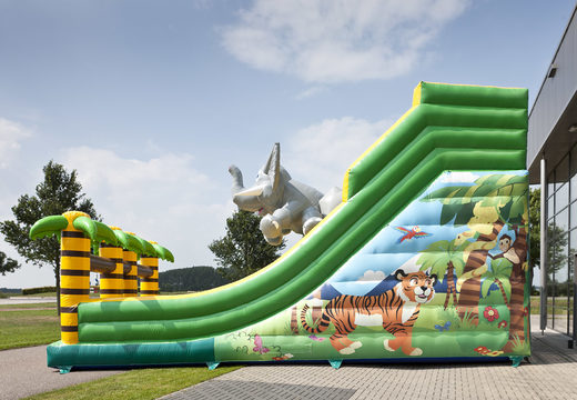 Zdobądź nadmuchiwaną zjeżdżalnię z motywem dżungli z zabawnymi figurami 3D i kolorowymi nadrukami dla dzieci. Zamów nadmuchiwane zjeżdżalnie już teraz online w JB Dmuchańce Polska