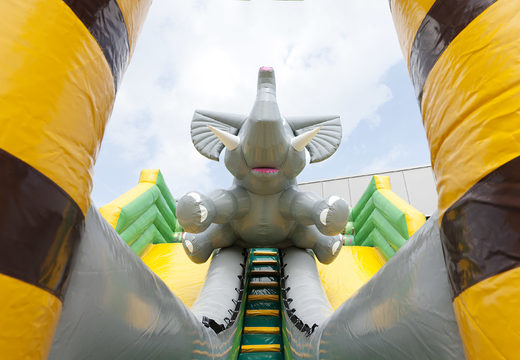 Dmuchana zjeżdżalnia Jungleworld z zabawnymi figurkami 3D i kolorowymi nadrukami dla dzieci. Kup nadmuchiwane zjeżdżalnie online w JB Dmuchańce Polska