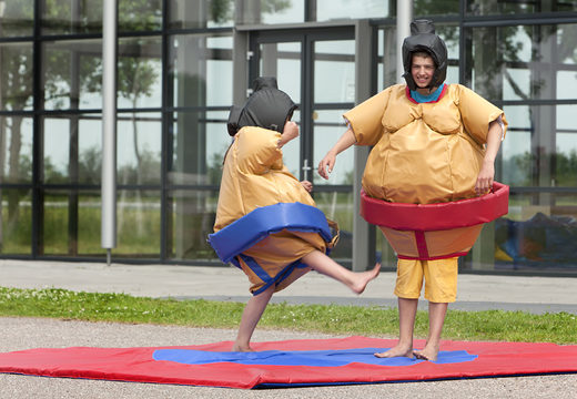 Kup nadmuchiwane kombinezony sumo dla dzieci. Zamów pontony online w JB Dmuchańce Polska