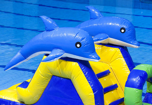 Zamów wybieg dla delfinów ze zjeżdżalnią z zabawnymi przedmiotami dla młodszych i starszych. Kup nadmuchiwane atrakcje wodne online już teraz w JB Dmuchańce Polska