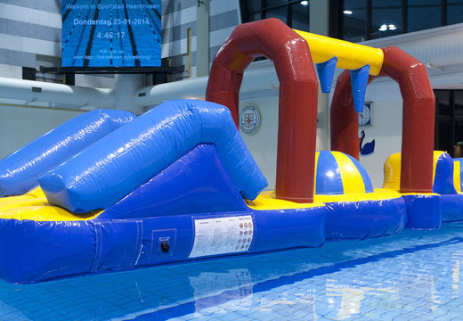 Inflatable Water Ball Adventure to tor przeszkód z zabawnymi przedmiotami dla młodszych i starszych. Zamów nadmuchiwane tory przeszkód online już teraz w JB Dmuchańce Polska