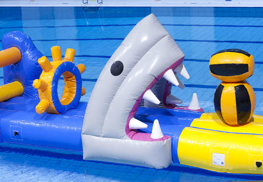 Zamów wyjątkowy nadmuchiwany basen z mega wybiegiem w motywie rekina dla młodych i starszych. Kup nadmuchiwane atrakcje wodne online już teraz w JB Dmuchańce Polska
