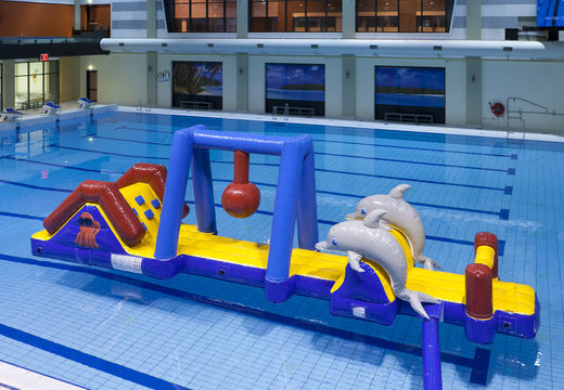 Zamów wodny tor przeszkód z delfinami 3D i fajnymi nadrukami dla młodszych i starszych. Kup nadmuchiwane tory przeszkód online już teraz w JB Dmuchańce Polska