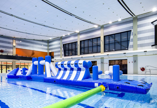 Nadmuchiwany, niebiesko-biały 16-metrowy basen przygodowy z zabawnymi obiektami i okrągłą zjeżdżalnią dla młodszych i starszych. Zamów gry w nadmuchiwany basen już teraz online w JB Dmuchańce Polska