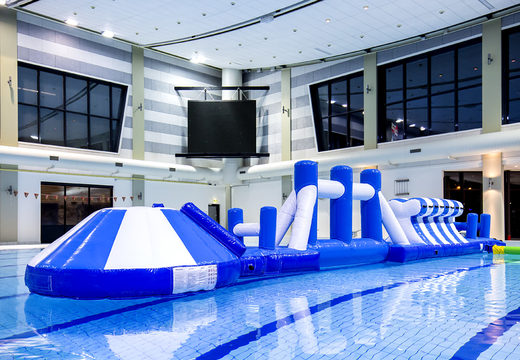 Niebiesko-biały 16-metrowy nadmuchiwany basen z przeszkodami i okrągłą zjeżdżalnią dla małych i dużych. Zamów gry w nadmuchiwany basen już teraz online w JB Dmuchańce Polska