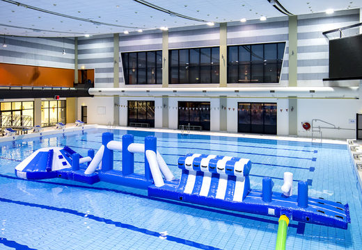 Zamów przygodową trasę basenową niebiesko-białą 16m z wymagającymi obiektami z przeszkodami i okrągłą zjeżdżalnią dla małych i dużych. Kup nadmuchiwane atrakcje wodne online już teraz w JB Dmuchańce Polska
