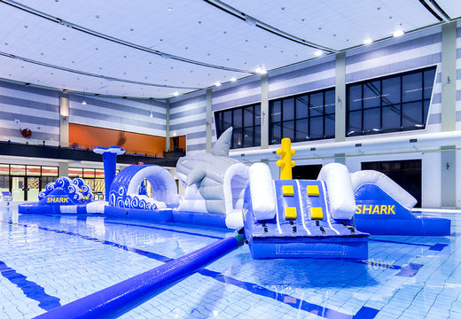 Dmuchany podwójny tor przeszkód 16-metrowy tor przeszkód basenowych o unikalnym designie z zabawnymi obiektami 3D i nie mniej niż 2 zjeżdżalniami dla młodszych i starszych. Zamów nadmuchiwany basen z przeszkodami już teraz online w JB Dmuchańce Polska