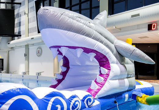 Kup nadmuchiwany tor przeszkód dla rekinów o długości 13 metrów w unikalnym stylu z zabawnymi obiektami 3D i nie mniej niż 2 zjeżdżalniami dla młodych i starszych. Zamów nadmuchiwany basen z przeszkodami już teraz online w JB Dmuchańce Polska