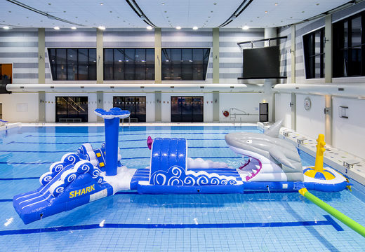 Zamów 13-metrowy nadmuchiwany tor szturmowy z basenem dla rekinów w unikalnym stylu z zabawnymi obiektami 3D i nie mniej niż 2 zjeżdżalniami dla dzieci. Kup nadmuchiwane tory przeszkód online już teraz w JB Dmuchańce Polska
