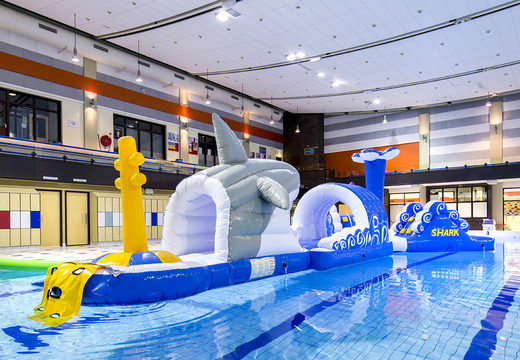 Zamów 13-metrowy tor przeszkód dla rekinów w basenie o wyjątkowym designie z zabawnymi obiektami 3D i nie mniej niż 2 zjeżdżalniami dla młodszych i starszych. Kup nadmuchiwane atrakcje wodne online już teraz w JB Dmuchańce Polska