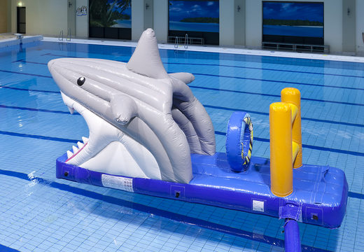 Kup hermetyczną nadmuchiwaną zjeżdżalnię basenową z motywem rekina dla młodych i starszych. Zamów nadmuchiwane atrakcje wodne już teraz online w JB Dmuchańce Polska