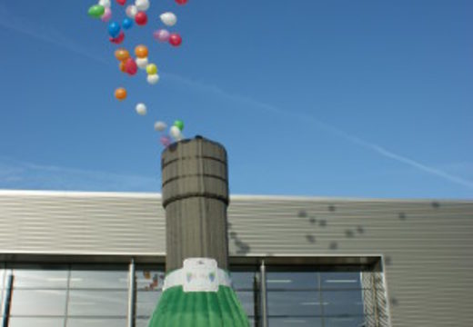 Do kupienia 7 metrowa dmuchana butelka szampana wypełniona balonami na imprezy urodzinowe. Kup online nadmuchiwane kolorowe dekoracje urodzinowe dla dzieci i dorosłych od JB Dmuchance Polska