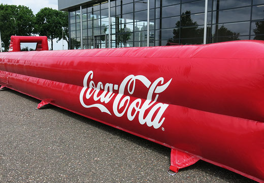 Nadmuchiwana, nadmuchiwana czerwona deska piłkarska Coca Cola na różne imprezy. Kup teraz deski piłkarskie online w JB Dmuchańce Polska