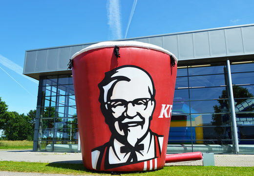 Kup teraz pełnokolorową replikę nadmuchiwanego wiadra KFC o wysokości 3 metrów i dmuchawę. Zamów nadmuchiwane materiały promocyjne online w JB Dmuchańce Polska