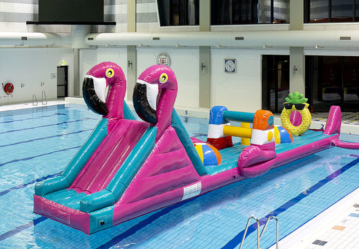Kup dmuchany tor przeszkód basenowych Flamingo Run o długości 12 metrów dla małych i dużych. Zamów nadmuchiwane atrakcje wodne już teraz online w JB Dmuchańce Polska