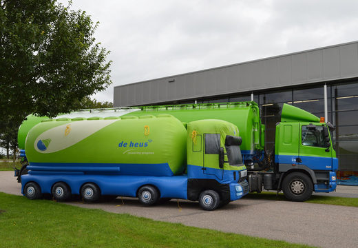 Kup zieloną i niebieską nadmuchiwaną ciężarówkę De Heus przyciągającą wzrok. Zamów teraz nadmuchiwane promocje online w JB Dmuchańce Polska
