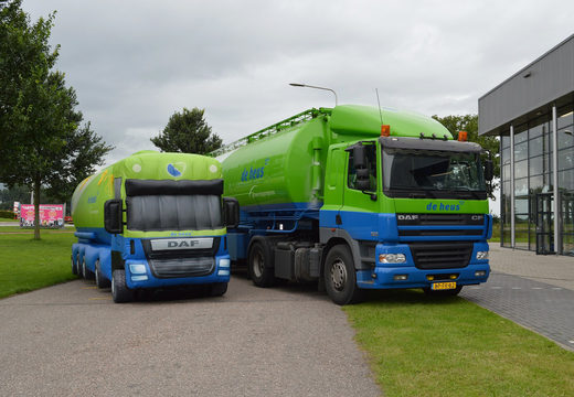 Zamów dużą zielono-niebieski nadmuchiwany samochód ciężarowy De Heus, który przyciąga wzrok. Kup swoje pontony 3D online w JB Dmuchańce Polska