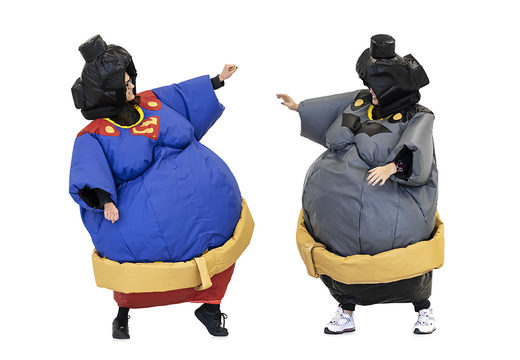 Zamów nadmuchiwane kombinezony sumo w motywie Supermana i Batmana dla młodszych i starszych. Kup nadmuchiwane kombinezony sumo online w JB Dmuchańce Polska