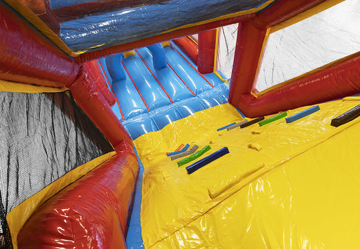 Unikalny 17-metrowy tor przeszkód w stylu rollercoastera z 7 elementami gry i kolorowymi przedmiotami dla dzieci. Kup nadmuchiwane tory przeszkód online już teraz w JB Dmuchańce Polska