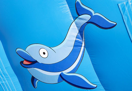 Kup nadmuchiwaną zjeżdżalnię z delfinem w wesołych kolorach, z obiektami 3D i zabawnym nadrukiem na bocznej ścianie dla dzieci. Zamów nadmuchiwane zjeżdżalnie w JB Dmuchańce Polska