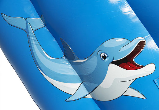 Zjeżdżalnia Dolphin super z wesołymi kolorami, obiektami 3D i ładnym porządkiem wydruku. Kup nadmuchiwane zjeżdżalnie online w JB Dmuchańce Polska