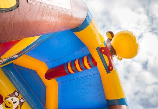 Zamów standardowy dmuchany zamek dla dzieci w wyrazistych kolorach z dużym obiektem 3D w kształcie małpy na wierzchu. Zamki do skakania na sprzedaż online w JB Dmuchańce Polska