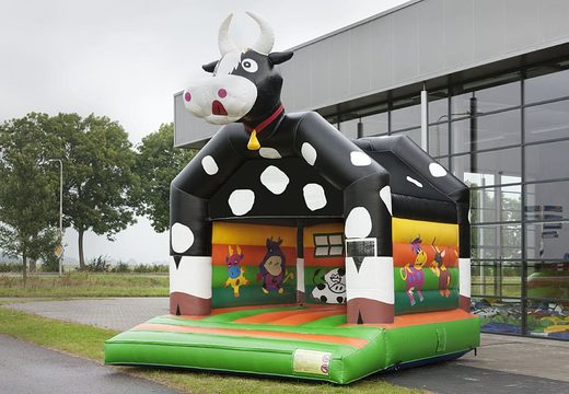 Kup standardowy dmuchany zamek dla dzieci w wyrazistych kolorach z dużym obiektem 3D w kształcie krowy na wierzchu. Zamów dmuchane zamki online w JB Dmuchańce Polska