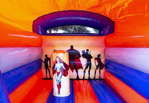 Mały zamek dmuchany zadaszony z superbohaterami do skakania i zabawy dla dzieci chłopców idealny na urodziny i zabawę w ogrodzie. Kup dmuchańce z szybką wysyłką do domu w JB Inflatables.