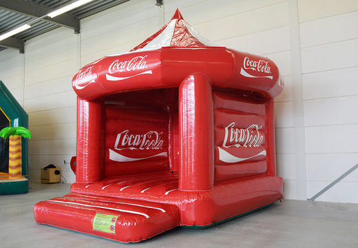 Kup nadmuchiwany dmuchane zamki Coca-Cola Carousel wykonany na zamówienie w JB Dmuchańce Polska. Promocyjne zamki do skakania we wszystkich kształtach i rozmiarach dostępne w JB Dmuchańce Polska
