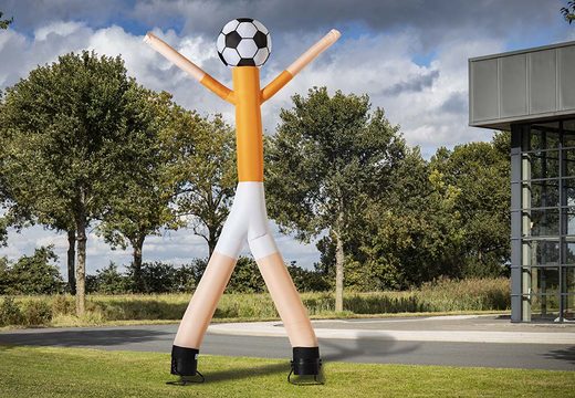 Kup od ręki skyman z 2 nogami i piłką 3D o wysokości 6 m w biało-pomarańczowym kolorze w JB Dmuchańce Polska. Zamów tego skydancers ludzika powietrznego bezpośrednio z naszego magazynu