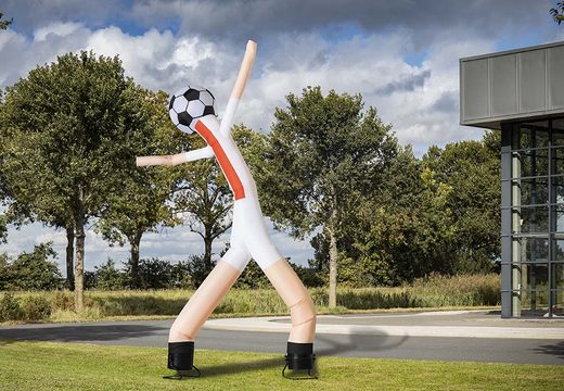 Kup 6m skyman piłkarz z 2 nogami i trójwymiarową piłką w czerwono-białym kolorze online już teraz w JB Dmuchańce Polska. Szybka dostawa twojej dmuchanej atrakcji airdancers powietrznych