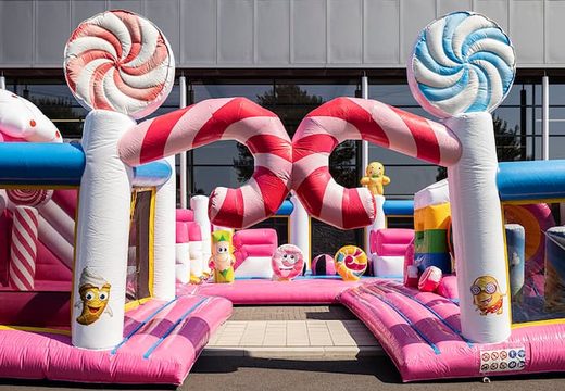 Dmuchany zamek Bounce World Candyland z wieloma zjeżdżalniami i wszelkiego rodzaju zabawnymi przeszkodami z nadrukami w candyland dla dzieci. Kup dmuchane zamki online w JB Dmuchańce Polska