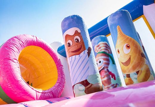 Kup dmuchany zamek Candyworld ze zjeżdżalniami, przeszkodami z zabawnymi nadrukami o tematyce cukierkowej dla dzieci. Zamów dmuchane zamki online w JB Dmuchańce Polska