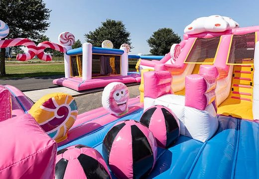 Nadmuchiwany zamek World Candyland z wieloma zjeżdżalniami i różnego rodzaju przeszkodami z tematycznymi nadrukami dla dzieci. Kup dmuchane zamki online w JB Dmuchańce Polska