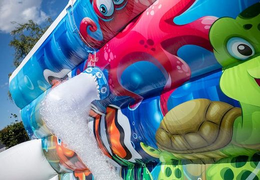 Otwarty świat podwodny w parku Bubble z piankowym dźwigiem do użytku dla dzieci. Zamów nadmuchiwane leżaczki w JB Dmuchańce Polska