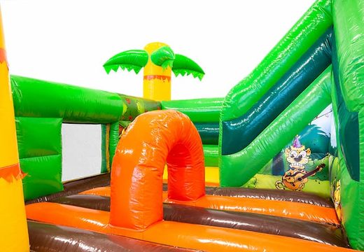 Dmuchany zamek Funcity Jungle ze zjeżdżalnią w środku, obiektem 3D na powierzchni do skakania i zabawnym projektem dżungli dla dzieci. Zamów dmuchane zamki online w JB Dmuchańce Polska