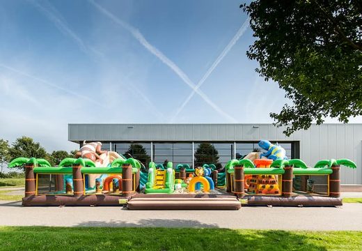 Kolorowy nadmuchiwany park w dżungli ze zjeżdżalniami, obiektami 3D, tunelem do pełzania i wieżą wspinaczkową dla dzieci. Kup dmuchane zamki online w JB Dmuchańce Polska