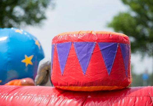 Kup dmuchany zamek w cyrkowym motywie playzone z plastikowymi kulkami i obiektami 3D dla dzieci. Zamów dmuchane zamki online w JB Dmuchańce Polska