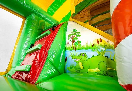 Kup dmuchany zamek Jungleworld w wyjątkowym stylu z dwoma wejściami, zjeżdżalnią pośrodku i obiektami 3D dla dzieci. Zamów dmuchane zamki online w JB Dmuchańce Polska