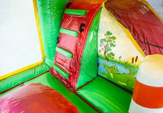 Nadmuchiwany dmuchany zamek wielozadaniowy Jungleworld ze zjeżdżalnią pośrodku i obiektami 3D dla dzieci. Zamów dmuchane zamki online w JB Dmuchańce Polska