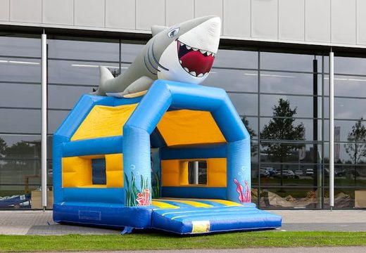 Zamów unikalne standardowe zamki do skakania z trójwymiarowym obiektem rekina na szczycie dla dzieci. Kup dmuchane zamki online w JB Dmuchańce Polska