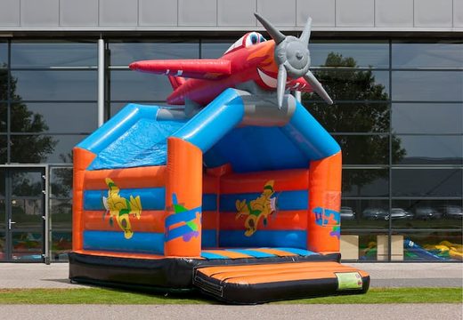 Standardowy dmuchany zamek samolotowy w efektownych kolorach z dużym obiektem 3D dla dzieci na górze. Kupuj dmuchane zamki online w JB Dmuchańce Polska