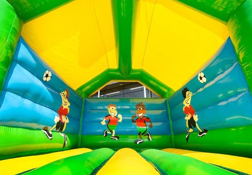Kup standardowy dmuchany zamek w wyrazistych kolorach z dużym obiektem 3D w postaci piłki nożnej dla dzieci na wierzchu. Kup dmuchane leżaczki online w JB Dmuchańce Polska